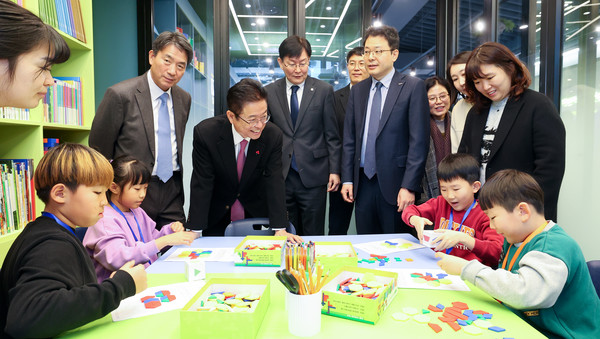 ‘K-보듬 6000(온종일 돌봄을 통한 육아천국)’이 아파트, 공동육아 나눔터 등 민간 돌봄을 위한 모델이라면, ‘K-공공보듬’은 민간 보듬의 방향성을 공공부문에 적용해 지방정부, 공공기관 내 돌봄공간을 마련해 부모는 고민 없이 일하고 아이는 돌봄으로 성장하는 공공 돌봄모델이다. (사진=김지수 기자/경북도청)