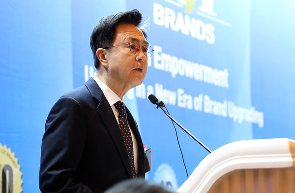 8일(현지시각) 윈 앤 앙코르 호텔에서 열린 2024-2025 글로벌 톱 브랜드 어워즈에 참가해 연단에 선 김 지사는 이와 같이 전하며, “충남은 특히 디스플레이 및 반도체산업의 메카로, 세계 첨단 디지털산업의 수도 역할을 하고 있다고 자평한다”며 “아산·천안 디스플레이 클러스터는 연구개발(R&D)과 생산을 동시에 수행하는 거점이며, 세계 생산액의 20% 이상을 책임지고 있다”고 강조했다. (사진=김지수 기자/충남도청)