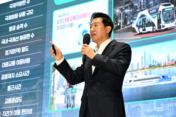 오 시장은 ‘을사년(乙巳年)’ 새해를 맞아 서울시 직원과 함께 모여 글로벌 탑5 도시를 향한 의지를 다지는 자리에서 이와 같이 강조하며, “노벨 경제학상을 받은 에드먼드 펠프스 말처럼 작고 평범해 보이는 일들이 쌓여서 위대한 성취를 이뤄내는 것”이라며 “서울 도시경쟁력 순위․종합청렴도 상승, 밀리언셀러 정책 등 성과 뒤에서 맡은바 묵묵히 할 일을 다 하며 밑바탕을 만들어 준 직원 여러분이 한 시도 자부심을 잊지 않았으면 좋겠다”고 고마움을 전했다. (사진=김미숙 기자/서울시청)