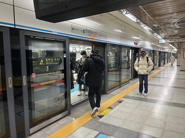오세훈 시장 재임 시절인 2006년 본격 시작해 2009년 지하철 1~8호선 전 역사에 지하철 승강장 안전문을 설치한 지 올해로 20년이 흘렀다. 당시 선진국에서조차 설치하지 못했던 승강장 안전문을 262개 전체 역사에 설치한 것은 물론 기존 완료 목표였던 2010년을 1년가량 앞당겨 시민의 안전을 선제적으로 챙겼다는 데 높은 평가를 받았다. 현재는 9호선 및 우이신설선 등을 포함 345개 역사에 승강장 안전문이 설치되어 있다. (사진=김미숙 기자/서울시청)