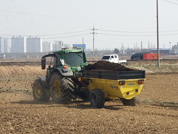 경기도는 ‘가축분뇨 자원순환 활성화 기본계획(2025년~2029년)’을 수립했다. ‘가축분뇨 자원순환 활성화’의 비전으로 ▲친환경 과학순환농업 활성화, ▲가축분뇨 자원순환 방식의 다양화, ▲가축분뇨의 인식 긍정화 등 3대 분야 8대전략 14개 실천과제를 제시하고 이를 달성하기 위해 5년간 총사업비 1,721억원의 예산을 투입할 계획이다. (사진=김미숙 기자/경기도청)