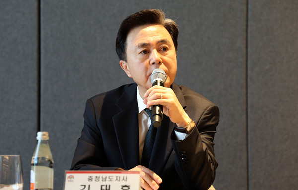 김태흠 충남도지사가 재외동포 유치를 위한 협약 및 위촉식에서 “‘물고기도 태어난 물이 좋다’고 하고, ‘나뭇잎도 떨어져 뿌리로 돌아간다’고 하듯이 고향을 그리는 마음은 본능과도 같다”며 “충남은 미국에서 열심히 사시다 금의환향하는 교민 여러분을 적극 받아들이기 위해 다양한 사업을 추진하겠다”고 전했다. (사진=김지수 기자/충남도청)