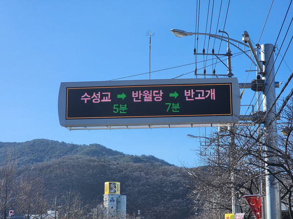 대구시는 국토교통부 국고보조예산 6억 8천만 원, 행정안전부 재난안전관리특별교부세 5억 원, 대구시 자체 재원 14억 2천만 원 등 총 26억 원의 사업비로 스마트 횡단보도 설치, 자연재난 대비 즉시 알람 기능 개발, 교통정보 제공 범위 확대 등을 완료했다. (사진=김지수 기자/대구시청)