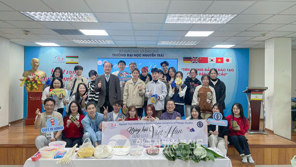 두 대학 학생들은 한국의 전통 놀이인 윷놀이와 제기차기, 떡국 등 한국 전통 설 명절 문화와 함께 바인쯩이라는 베트남 설 명절 전통음식 만들기 체험을 했다(사진=유정기자/응우옌짜이대학교)