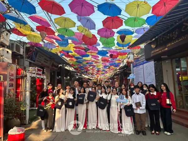 두 대학 학생들은 하노이 하동군에 있는 반푹 실크 마을을 방문하고 다양한 실크 제품 제조 공정을 견학했다.(사진=유정 기자/응우옌짜이대학교)