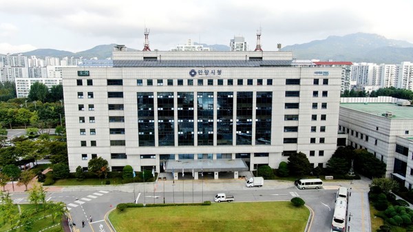 안양시가 지난해 전국 최초로 탈수급을 축하하고 자립 의지를 더 북돋기 위해 시행한 ‘다시서기 격려금’을 2025년부터 기존 10만원에서 20만원으로 두 배 확대 운영한다고 17일 밝혔다. (사진=김미숙 기자/안양시청)