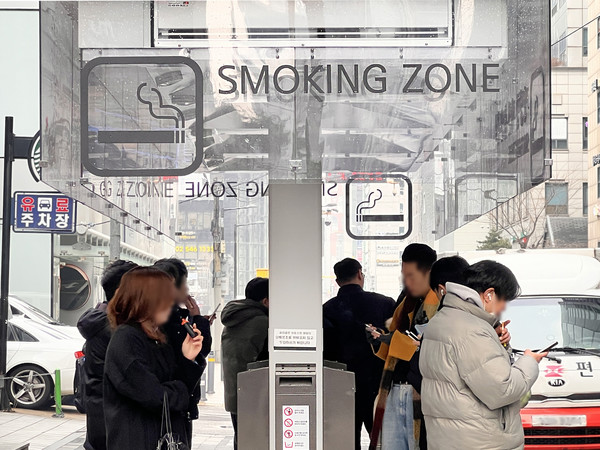 서초구가 전국 금연정책을 선도하는 서초구가 이번에는 (비)흡연자 모두 만족하는 서초만의 ‘개방형 제연 흡연시설 모델’을 선보여 간접흡연 예방에 나선다. (사진=김미숙 기자/서초구청)