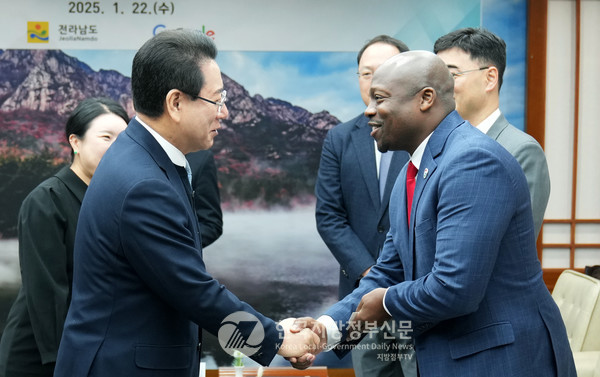 김영록 전남도지사와 윌슨 화이트(Wilson White) 구글 글로벌 공공정책 부문 부사장이 22일 도청에서 전남 관광 홍보 및 활성화, 스타트업 교육·훈련 프로그램 운영 등에 협력하기로 업무협약(MOU)을 했다(사진=조용원 기자/전남도청)