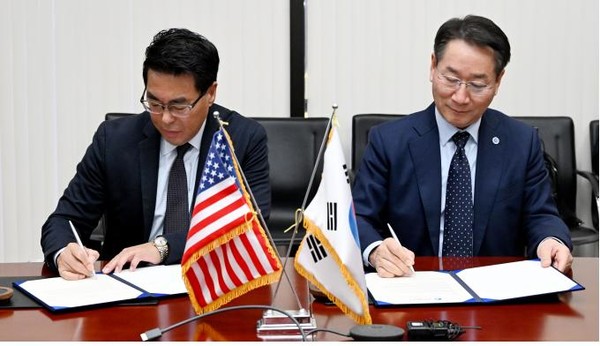 유정복 시장은 인천 진출을 희망하는 할리우드 영상·미디어 기업 및 투자자들과 함께 투자의향서 전달식을 주재하며 협력의 뜻을 나눴다. (사진=김미숙 기자/인천시청)