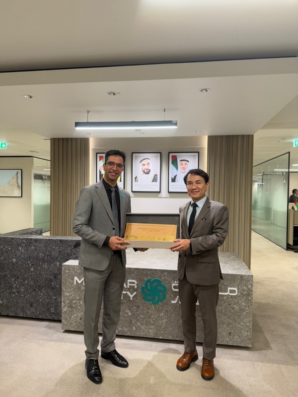 김진태 강원특별자치도지사가 아랍에미리트(UAE) 마스다르 시티에 방문해 “마스다르 시티는 도시의 지속 가능성과 혁신 기술이 조화를 이룬 성공 사례”라며, “지역 특성과 글로벌 표준을 융합해 춘천 고은리 행정복합타운이 강원의 발전을 넘어 대한민국의 지속 가능한 도시 모델로 자리 잡을 수 있도록 프로젝트를 더욱 강화하겠다”고 강조했다. (사진=김미숙 기자/강원도청)