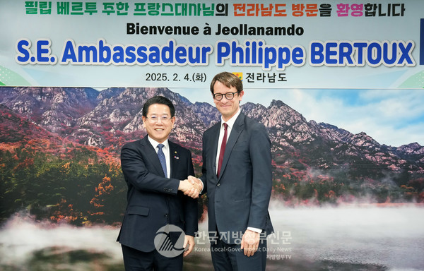 김영록 전라남도지사(왼쪽)가 4일 도청 접견실에서 필립 베르투 주한 프랑스대사(오른쪽)와 해상풍력에너지, 문화관광 등 분야의 글로벌 파트너십을 강화하는 방안을 논의했다(사진=조용원 기자/전남도청)