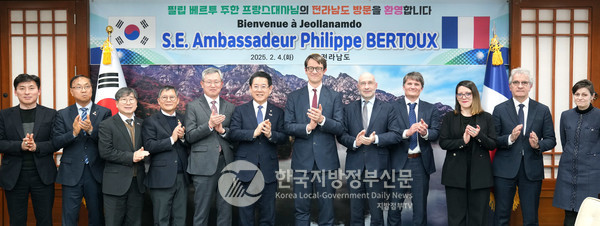 김영록 전라남도지사가 4일 도청 접견실에서 필립 베르투 주한 프랑스대사와 면담을 갖고 관계자들과 함께 기념촬영을 하고 있다.(사진=조용원 기자/전남도청)