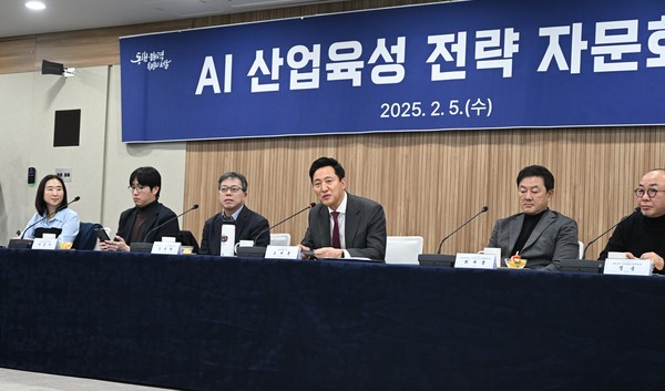 오세훈 시장은 자문회의 모두발언에서도 대한민국 명운이 AI에 달려있다해도 과언이 아니라며 “AI로 승부하기 위해선 충분한 인적 자원 확보와 데이터 가공, 컴퓨팅파워를 최고조로 올려야 하는 최선의 준비가 필요하며 이는 대한민국 경제의 중심 서울시의 역할”이라고 말했다. (사진=김미숙 기자/서울시청)