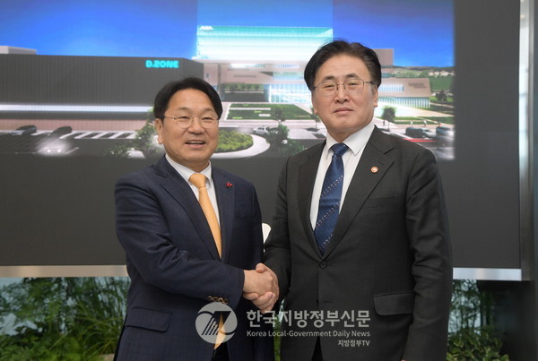 강기정 광주광역시장(왼쪽)은 6일 유상임 과기부장관을 만나 ‘광주AI 2단계 사업의 예타면제와 추경편성’을 요청했다. 이에 유상임 과기부장관(오른쪽)은 “광주AI가 지역혁신의 대표 선도모델 되도록 협력하겠다”고 밝혔다(사진=조용원 기자/광주시청)