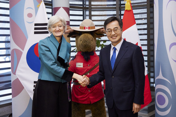 김동연 지사는 6일 타마라 모휘니(Tamara Mawhinney) 주한 캐나다 대사와의 면담을 통해, 최근 상황에 대한 의견을 교환했다. (사진=김미숙 기자/경기도청)