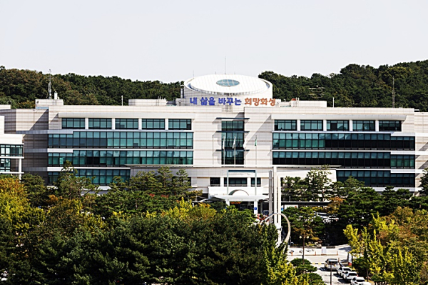 정명근 화성특례시장은 “화성특례시가 지역발전지수에서 1위를 기록한 것은 시민과 함께 이뤄낸 값진 성과”라며, “앞으로도 시는 산업과 경제, 교육과 복지, 문화와 환경 등 다양한 분야에서 균형 잡힌 성장을 이루고, 누구나 살고 싶은 도시, 머물고 싶은 도시로 발전할 수 있도록 더욱 노력하겠다. 시민 여러분의 지속적인 관심과 성원이 화성시 발전의 원동력인 만큼, 함께 더 나은 미래를 만들어가자”고 강조했다. (사진=김미숙 기자/화성시청)