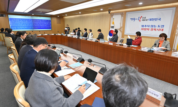 이철우 지사는 “저출생은 국가적 중증으로 경북도가 중증외상센터라는 각오로 뛰어다니며 만남부터 결혼, 출산, 돌봄 등 저출생 극복 전주기에 대응하는 혁신적인 정책을 마련하겠다"며, "도민, 기업, 대학, 전문가 등 지역사회 모두가 역량을 모아주길 당부드린다”고 강조했다. (사진=김지수 기자/경북도청)