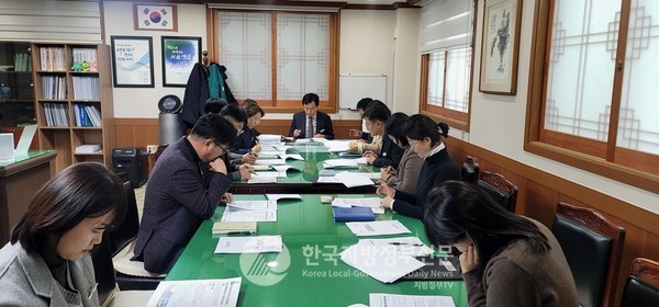 전남 영암군(군수 우승희)은 최근 축제기획단 보고회를 통해 백제시대의 학문·문화·예술·과학을 일본에 전수한 이 고장 출신 왕인박사를 기리는 ‘2025 왕인문화축제’를 일본 ‘왓소축제’와 연계하여 대한민국 글로벌 축제로 확대 개최하기로 했다(사진=조용원 기자/영암군청)