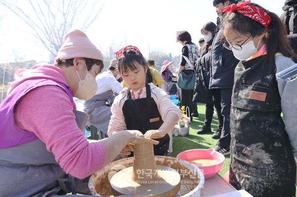 제53회 강진 청자축제가 ‘어린이 키즈존’과 ‘플레이 셀라돈 키즈랜드’ 등 가족 체험 프로그램을 강화해 어린이들의 천국으로 탈바꿈될 예정이다.(사진=조용원 기자/강진군청)