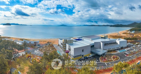 완도군은 해양치유산업에 빅데이터 플랫폼 구축사업으로 ▲완도해양치유센터 테라피실 운영 자동화 시스템 ▲완도해양치유 빅데이터 수집·분석 관리 시스템 ▲해양치유 건강 데이터 맞춤형 인공지능(AI) 개발 등을 추진한다. 완도군 신지면 명사십리 해수욕장에 건립된 완도해양치유센터 전경(사진=조용원 기자/완도군청)