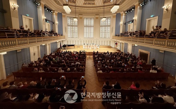 진도군립민속예술단은 지난달 27일과 29일 오스트리아 빈 콘체르트 하우스(Konzerthaus Mozartsaal)와 독일 프랑크푸르트 살바우 디도 포럼(SAALBAU Titus Forum) 공연장에서 대한민국 문화도시인 진도군의 문화 우수성을 유럽에 알렸다.(사진=조용원 기자/진도군청)