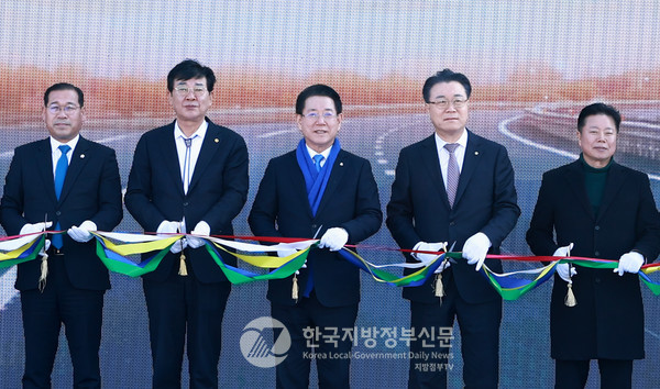 장흥 유치~화순 이양 간 893호선 지방도가 착공 19년 만에 4차선으로 확포장 되어 완전 개통됨으로써 두 지역이 10분대 생활권으로 탈바꿈하게 됐다. 13일 김영록 도지사(가운데), 김성 장흥군수(왼쪽 두번째), 구복규 회순군수(오른쪽 두번째)가 참석해 개통식을 가졌다.(사진=조용원 기자/전남도청)
