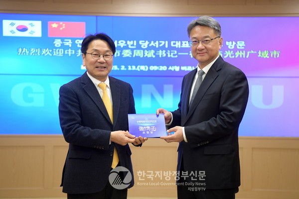 강기정 광주광역시장(왼쪽)과 저우빈 중국 옌청시장(오른쪽)은 ’자매도시 결연‘과 함께 자동차·에너지 등 경제ㆍ산업ㆍ문화 분야의 실질적 교류협력 방안을 협의했다(사진=조용원 기자/광주시청)