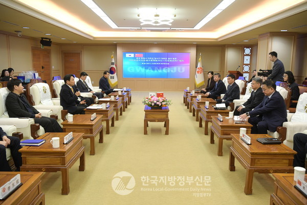 강기정 광주광역시장은 13일 시청 비즈니스룸에서 광주를 방문한 저우빈(周斌) 당서기 등 중국 옌청시 대표단을 접견하고 자동차·에너지 산업 협력방안을 논의했다.(사진=조용원 기자/광주시청)