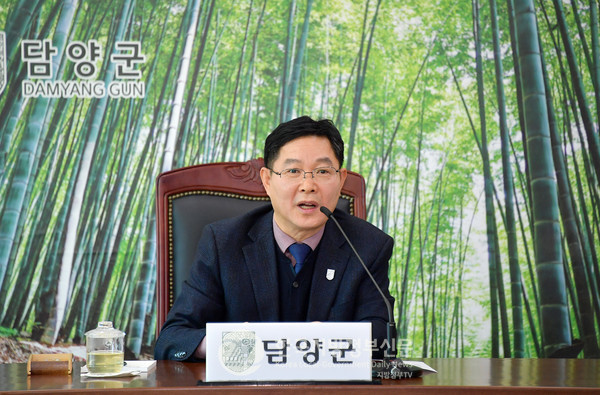 이병노 담양군수가 13일 대법원의 최종 판결로 군수직을 상실해 궐위됨에 따라 지방자치법 제124조에 의거하여 이날부터 재선거를 통해 군수를 새로 선출하기 전까지 정광선 부군수(사진)의 군수 권한대행 체제로 군정 운영이 시작됐다.(사진=조용원 기자/담양군청)