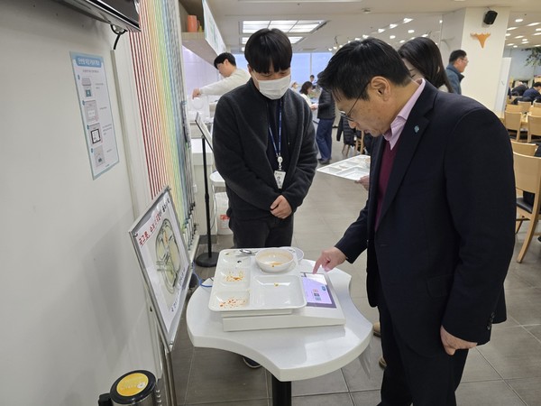 경기도 북부청사에서 지난해 추진한 ‘잔반 없는 식판’ 캠페인의 연장선으로, 도는 지난 1월 말부터 2주간 시범운영과 함께 내부 설문조사를 거쳐 북부청사 구내식당에 ‘스마트 잔반관리 플랫폼’을 도입했다. (사진=김미숙 기자/경기도청)