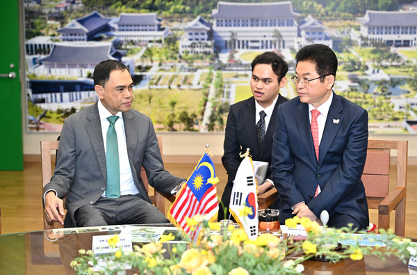 이철우 지사는 대사 일행을 환영하며 “말레이시아는 1998년 아시아 금융위기와 2020년 코로나19 팬데믹이라는 세계적 위기 속에서도 APEC 의장국으로서 성공적인 회의를 개최한 경험이 있다”면서, “이러한 경험은 국내외 환경이 녹록지 않은 상황에서 2025년 APEC 정상회의를 준비하는 경상북도에 큰 본보기가 된다”고 전했다. (사진=김지수 기자/경북도청)