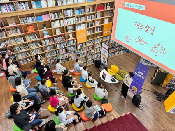 올해는 도서관의 ‘혹서. 혹한기의 열린 문화공간’ 기능을 대폭 강화한다. 시민들이 각 가정에서 개별 냉·난방기를 가동하는 대신 따뜻하고 시원한 도서관을 이용하도록 유도해 가정 에너지 비용 절감과 기후 위기 대응에도 기여하고자 한다. (사진=김미숙 기자/서울시청)