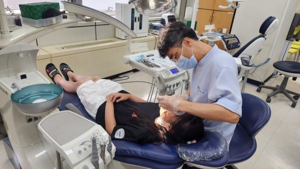 유성훈 금천구청장은 “청년층의 치과 치료비 지원은 건강한 구강 관리 문화를 확산하는 중요한 첫걸음”이라며, “앞으로도 청년들이 경제적 부담 없이 적절한 치료를 받을 수 있도록 지원을 지속적으로 확대해 나가겠다”라고 말했다. (사진=김미숙 기자/금천구청)