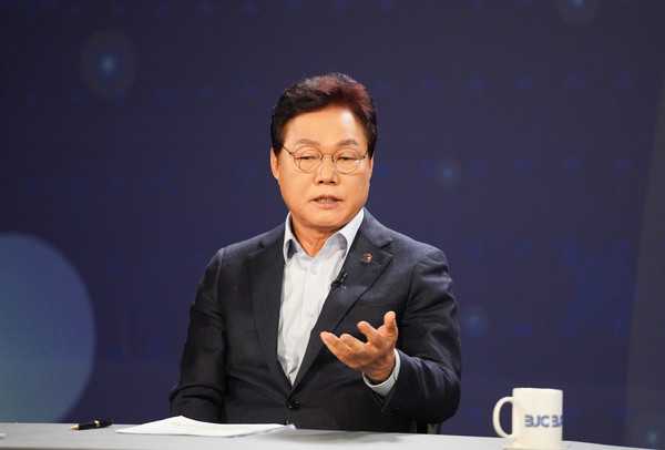 박완수 경남도지사가 25일 ‘제2회 시도지사 정책콘퍼런스’에서 “현재 우주항공청이 명실상부한 컨트롤타워로 자리 잡기 위해서는 국토교통부의 항공 기능과 위성 시스템 안보 기술을 포함한 범부처 통합 운영이 필수적”이라며, 우주산업 육성을 위해 정부 차원의 적극적인 지원 및 우주항공복합도시 건설 특별법 제정의 필요성을 강조했다. (사진=김지수 기자/경남도청)