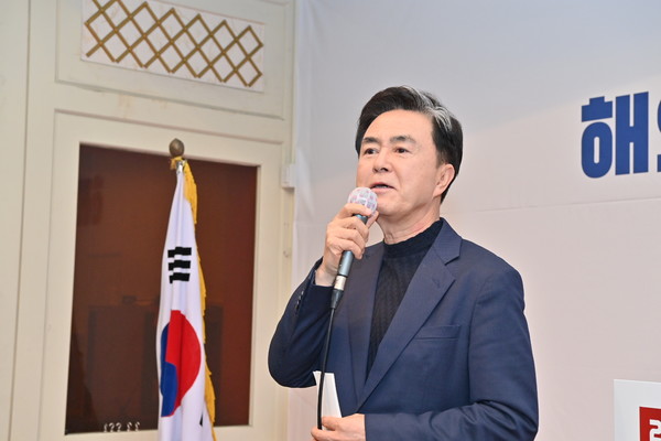 충남도(도지사 김태흠)가 글로벌 통상 환경 변화에 적극적으로 대응해 ‘무역수지 1위’를 지키기 위해 총력을 기울이고 있는 가운데, 김태흠 충남도지사는 “해외에 나가면 갈수록 한국 제품의 인기가 많아지고 있다는 것을 느낀다”라며 “충남에는 검은 반도체인 김, 케이(K)-뷰티를 선도하는 화장품을 비롯해 다양한 분야에서 전 세계를 누빌만한 제품들이 많이 있고 수출을 통해 우리 기업들이 성장할 가능성은 무궁무진하다”라고 강조했다. (사진=김지수 기자/충남도청)