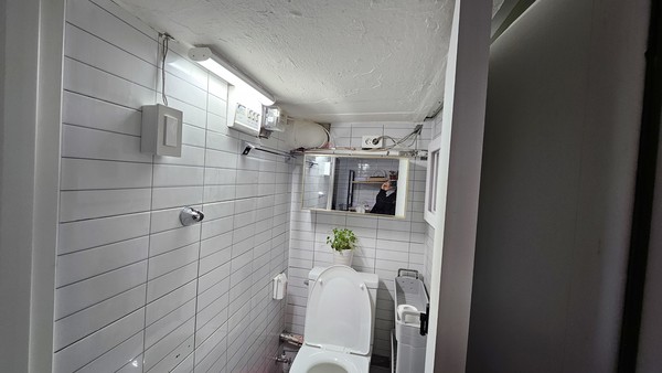 금년에는 사업에 새롭게 참여하는 4개 기업과 전년도에 이어 후원을 약속한 3개 기업을 포함해 총 7개사의 후원을 받아, 역대 가장 많은 77가구의 집수리를 지원할 예정이다. 지원대상은 저층주택(반지하 주택 포함)에 거주하는 주거취약계층으로, 자가(점유) 가구이지만 실질적으로는 형편이 어려워 지원의 사각지대에 놓인 틈새 계층이 대상이다. (사진=김미숙 기자/서울시청)