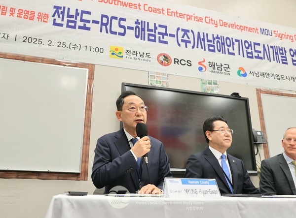 미국을 방문한 명현관 해남군수(왼쪽)가 레드랜즈 크리스천 스쿨과 업무협약을 체결하면서 솔라시도 국제학교 설립에 군민 공감대를 바탕으로 적극 지원하겠다고 말했다(사진=조용원 기자/해남군청) 