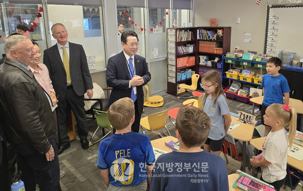 미국을 순방 중인 김영록 전남도지사가 25일(현지 시간) 캘리포니아주 레드랜즈 크리스천 스쿨 RCS초등학교를 방문, 학생들과 이야기를 나누고 있다.(사진=조용원 기자/전남도청)