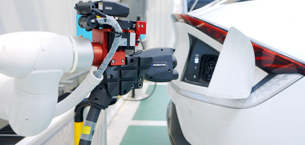 서울시는 전기차 충전기 전문기업(모던텍)과 협력해 전국 최초로 AI 기반의 로봇 자율 충전 시스템 ‘서울 보이’를 서울 지하철 9호선 신방화역 공영주차장에서 선보인다. (사진=김미숙 기자/서울시청)