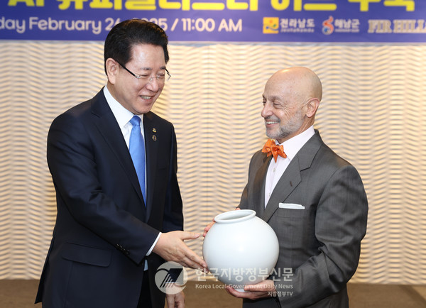 미국을 순방 중인 김영록 전남도지사(왼쪽)가 26일(현지 시간) ‘세계 AI의 심장’인 샌프란시스코 하얏트 호텔에서 열린 ‘솔라시도 AI 슈퍼클러스터 구축’ 업무협약 행사에서 아민 바드르 엘 딘(Amin Badr-El-Din) 퍼힐스 공동의장(오른쪽)에게 기념품을 전달하고 있다.(사진=조용원 기자/전남도청)