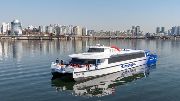 한강버스들은 알루미늄합금 재질로 강 재질 대비 무게가 가벼워 연료 소모량이 적고, 섬유강화 플라스틱(FRP) 재질과 달리 재활용이 가능한 것이 특징이다. 또한 하이브리드 추진체 탑재로 기존 디젤기관 선박 대비 CO2 발생량을 52%가량 감축할 수 있는 친환경 수단이다. (사진=김미숙 기자/서울시청)