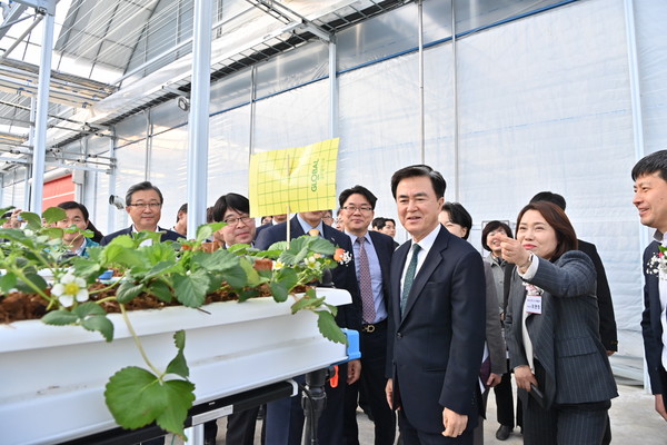 이번 SP아그리 스마트팜은 딸기를 여름철까지 생산할 수 있는 냉방 시스템을 갖추고 있는 점이 특징이다. 냉난방에는 히트펌프를 사용, 탄소중립 시대에 맞게 에너지 사용을 최소화 한다. (사진=김지수 기자/충남도청)