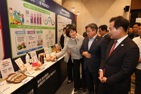 경북도는 로코노미 상품에 대한 수요 증가와 K-경북푸드 세계화에 대응해 특화작목을 기반으로 지역별 특색을 담은 1시군 1히트 가공품을 개발하고 상품화(대표 예로 성주참외꿀떡, 참외쿠키)했으며, 전통장류 기술고도화를 위한 특화사업 발굴, 특화작목 가공기술개발과 주력상품 브랜드화를 통해 경북 농식품의 글로벌 경쟁력을 강화할 계획이다. (사진=김지수 기자/경북도청)