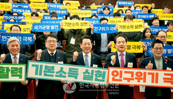 전라남도(도지사 김영록. 앞줄 가운데)가 저출생·지역소멸·균형발전의 위기 해법으로 전국 지방정부 최초로 햇빛·바람 기반의 ‘에너지 기본소득’ 전략을 제시해 정부는 물론 전국 지방정부의 비상한 관심을 끌고 있다.(사진=조용원 기자/전남도청)