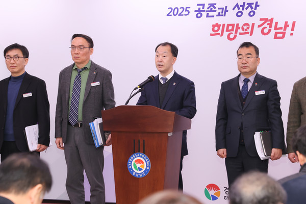 경남도는 인공지능(AI) 확산, 기후변화, 공급망 안정화 등 급속한 산업 패러다임 변화에 대응하고 청년이 선호하는 일자리를 창출할 신(新)산업 전략을 담은 '경남 미래첨단산업 육성 전략(이하 ‘전략’)'을 발표했다. (사진=김지수 기자/경남도청)