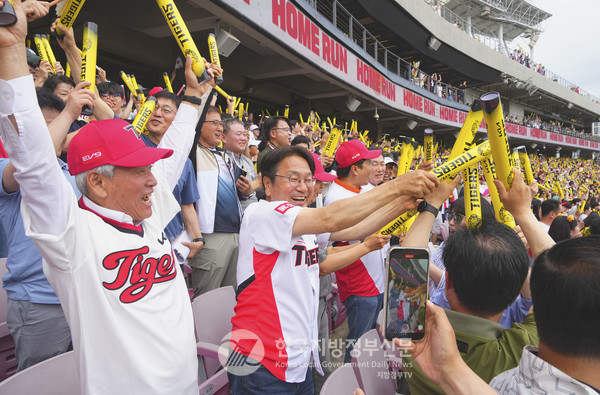 프로야구 KIA 타이거즈 홈경기가 열리는 날이면 북구 임동 등 광주기아챔피언스필드 일대 지역의 소비매출액과 유동인구, 교통량이 크게 증가하는 등 지역경제에 긍정적 영향을 미치는 것으로 나타났다. KIA챔피언스필드 경기장 응원석의 강기정 광주시장(왼쪽 두번째)(사진=조용원 기자/광주시청)