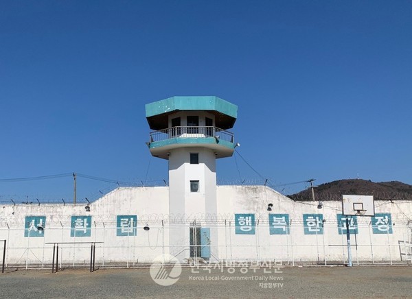 국내 유일하게 개방된 실물교도소를 복합문화공간으로 재탄생시키고 있는 전남 장흥군(군수 김성) 소재 ‘빠삐용Zip’(구 장흥교도소)에서 전국 최초로 문화체육관광부(장관 유인촌) 주최 록 페스티벌이 개최될 예정이어서 전국적 관심을 끌고 있다.(사진=조용원 기자/장흥군청)