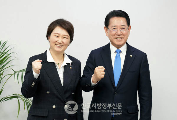 김영록 전라남도지사가 12일 서울 국회에서 이언주 더불어민주당 최고위원을 만나 메가 샌드박스 벨트 제안 등 전남도 현안 해결을 위해 국회 차원의 협조를 요청하고 있다.(사진=조용원 기자/전남도청)