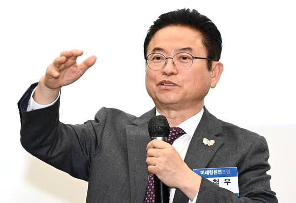 이철우 경상북도지사가 “에너지원 대부분을 수입에 의존하는 우리나라로서는 원자력은 선택이 아닌 필수이며, 지난달 발표된 제11차 전력수급기본계획에도 소형모듈원자로(SMR)이 최초로 반영되었다"며, "이에 발맞춰 연구, 산업, 인력 등 기반을 확보하여 SMR 산업의 최적지로 도약하겠다”고 경북 원전의 미래를 제시하는 포부를 밝혔다. (사진=김지수 기자/경북도청)