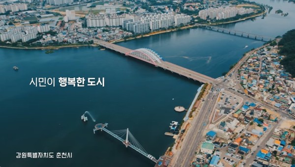 춘천도시공사(사장 홍영)가 전국 전국 공사·공단 최초로, 양변기 교체 비용에 예산을 사용하지 않는 대신 수도 요금 절감액으로 메우는 WASCO(WAter Saving COmpany) 사업을 통해, 춘천시 지하도상가에 초절수형 양변기를 도입해 ESG 경영의 본보기를 제시한다. (자료=춘천도시공사 홍보영상)